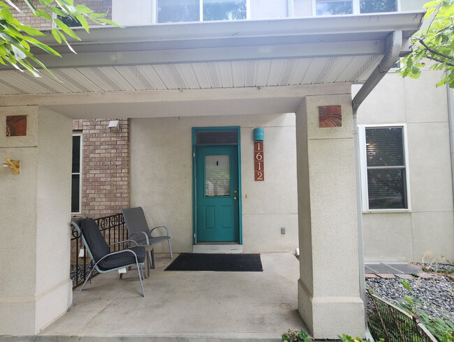 Foto del edificio - Stunning 3 Bedroom Townhome Tucked Away In Breathtaking Community