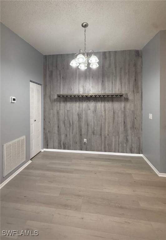Foto del edificio - 6492 Royal Woods Dr