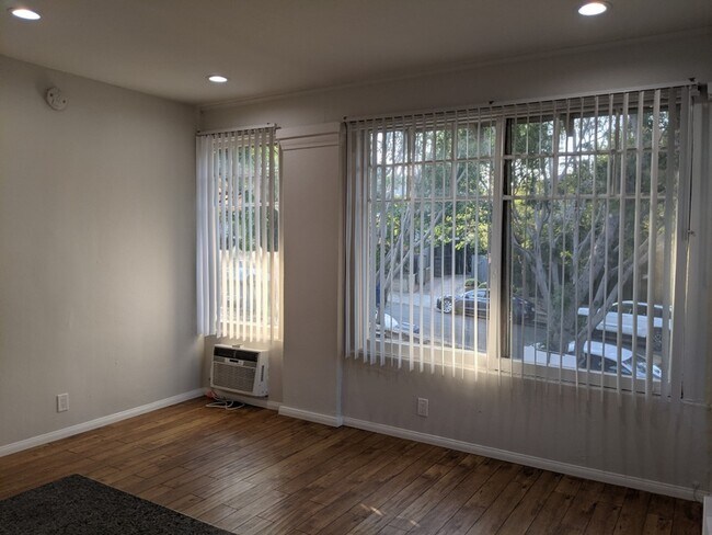 Building Photo - 858 N La Fayette Park Pl