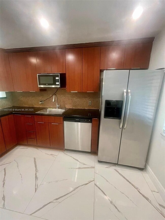 Building Photo - 403 Lakeview Dr