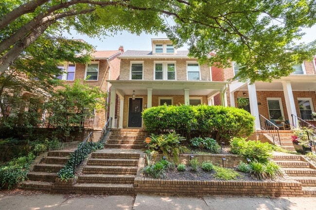Building Photo - Beautiful Renovated 3 Bedroom 2.5 Bath off...