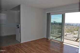 Building Photo - 3305 Hilltop Dr