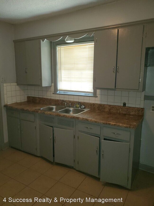 Building Photo - 2 br, 1 bath House - 512 S Parkway