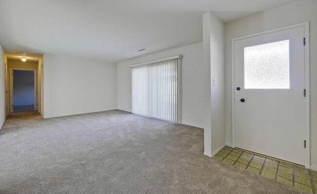 Foto del edificio - Spacious 3 Bed 2 Bath Condo Located Walking Distance to California Ave.