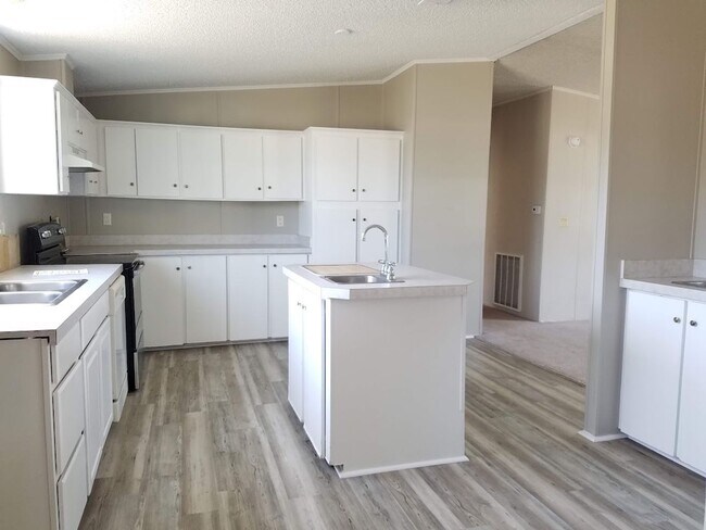 Foto del edificio - BIG 1,800 sq ft 3 Bedroom, 2 bath + office / den (could be a 4th bedroom)