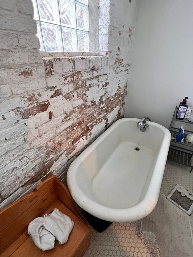 Building Photo - Brewer's Hill 2 Bed 2 Bath Single Family Home