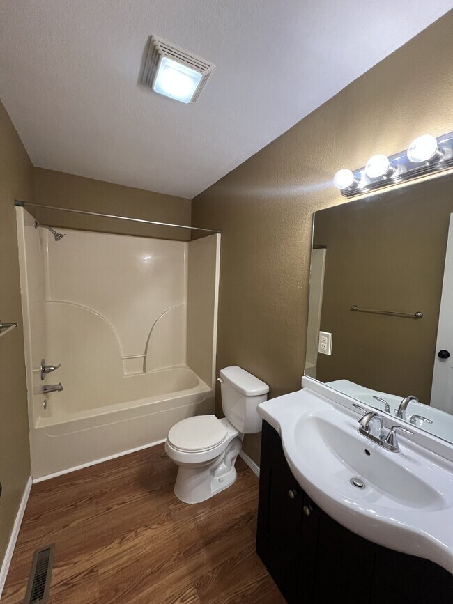 Building Photo - 2BR Prestine / Lakeview Townhouse