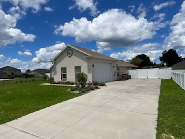 Building Photo - Oak Hill Plantation 3/2 NE Ocala Home