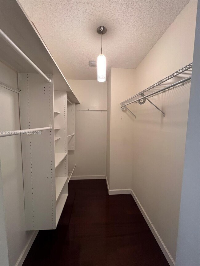 Foto del edificio - Navarre Avenue, Coral Gables, FL 33134 - 3 BR 2.5 BA condo