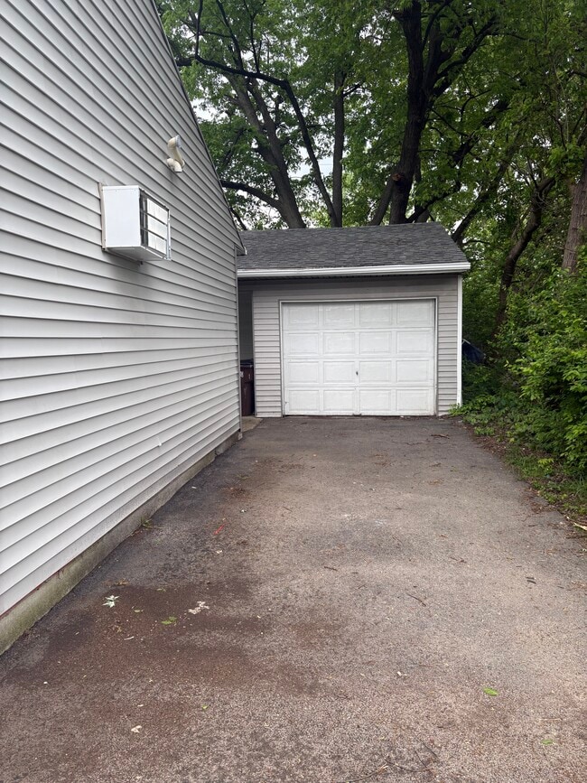 Building Photo - 4425 Thompson Dr