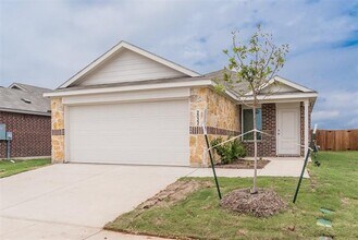 Building Photo - 2022 Shady Oaks Dr