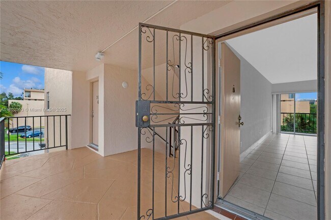 Building Photo - 8889 Fontainebleau Blvd