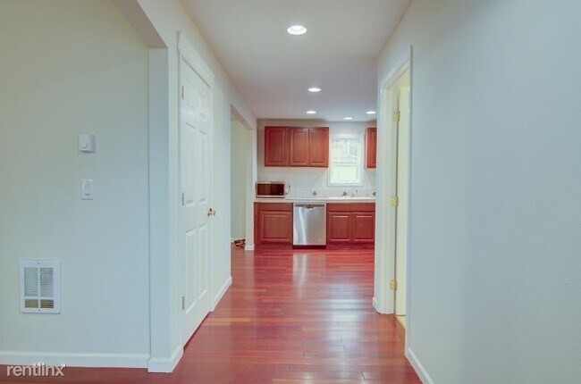 Building Photo - 3 br, 2 bath House - 1014 W 37th St