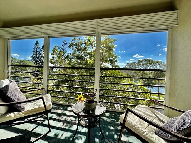 Building Photo - 2320 S Cypress Bend Dr