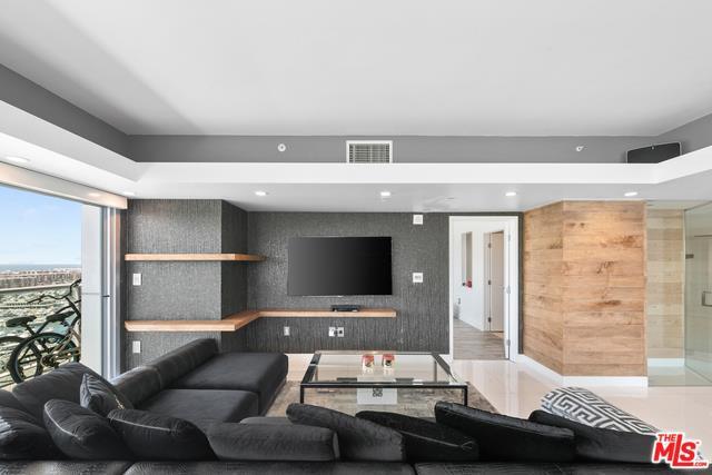 Building Photo - 13700 Marina Pointe Dr