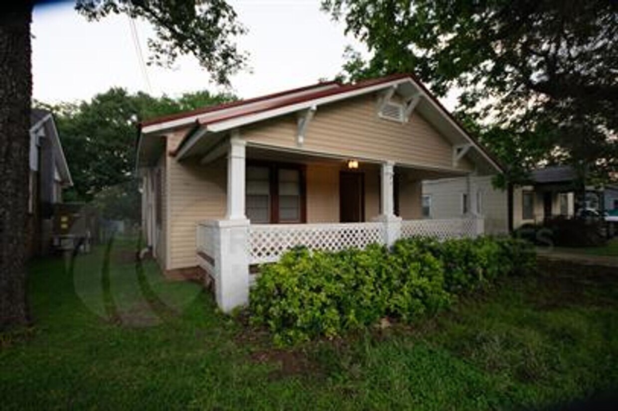 Foto principal - Inviting 3BR/2BA Home with Fenced Yard