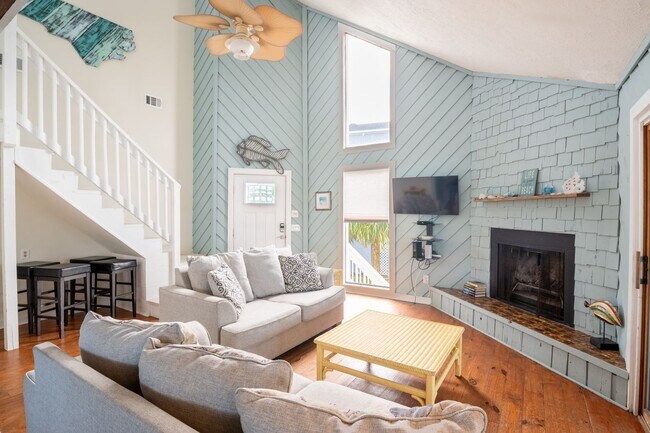 Foto del edificio - TIME TO SECURE YOUR BOATER'S PARADISE FOR THE FALL OF '25-SPRING OF '26