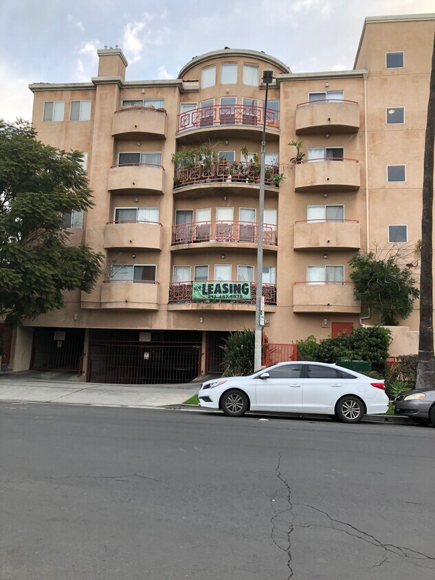 Building Photo - 530 S Manhattan Pl
