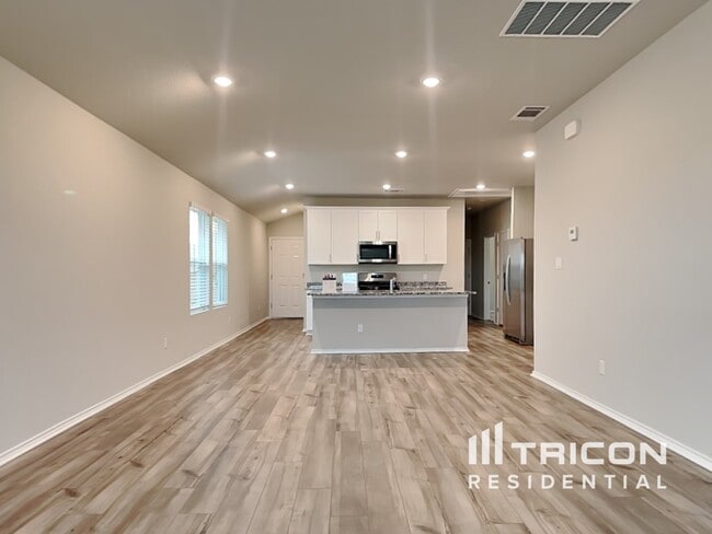 Building Photo - 5104 Saddle Clb Dr