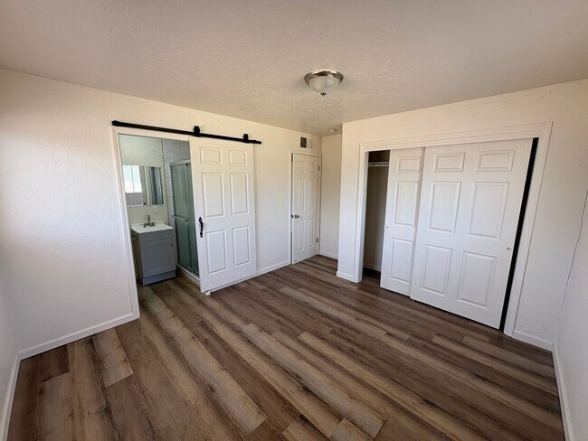 Building Photo - Updated Interior home in Dinuba near Shopp...