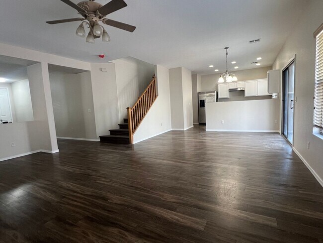 Foto del edificio - Highly desirable Spectrum community! Showi...