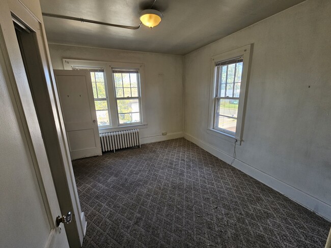 Building Photo - 132 Simpson St