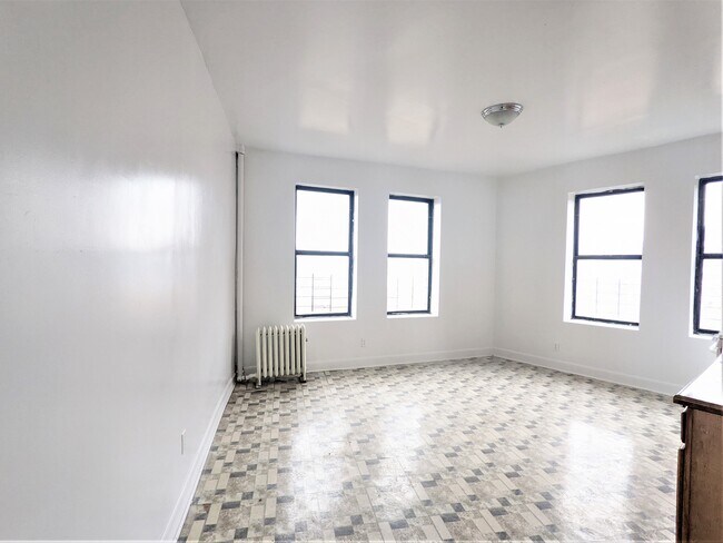 Building Photo - 910 Riverside Dr