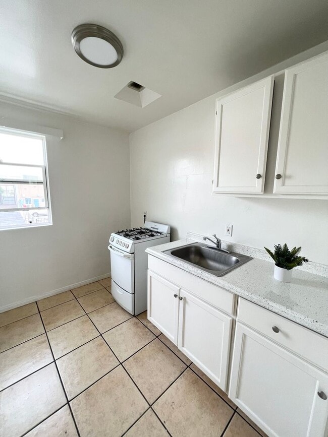 Interior Photo - HAWTHORNE WAY