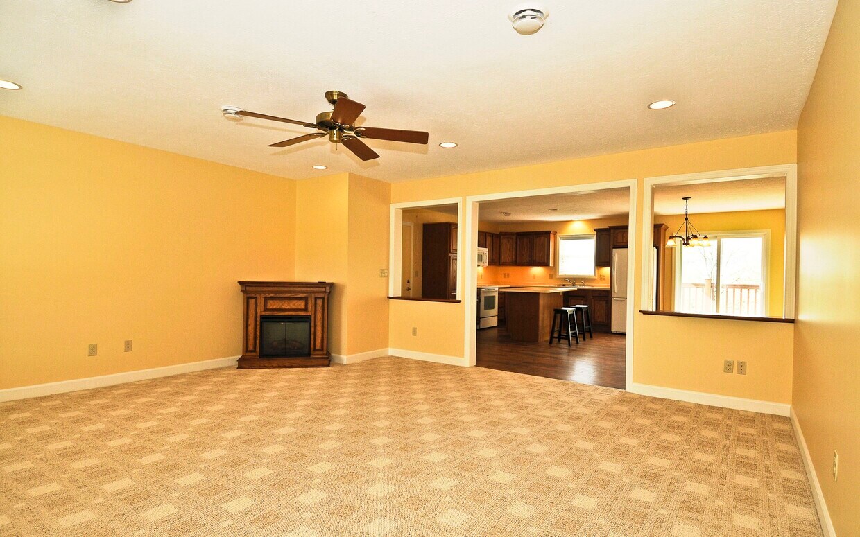 living - 501 Crawford Ave