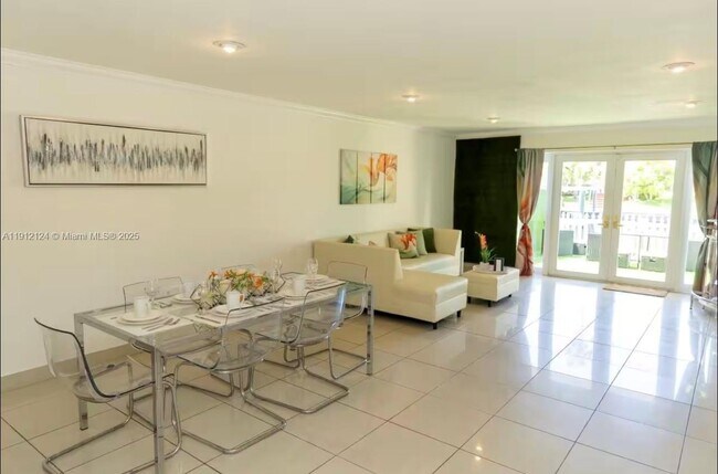 Foto del edificio - 1949 NE 123rd St