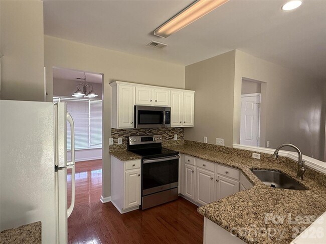 Foto del edificio - 8611 Dennington Grove Ln