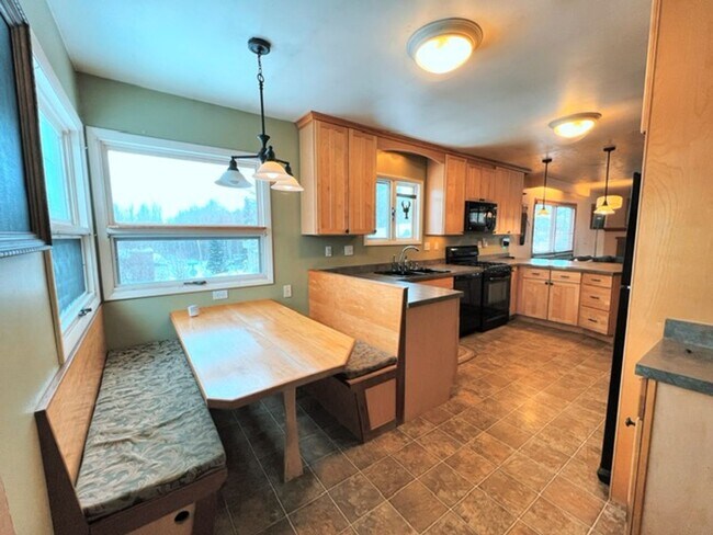 Foto del edificio - Spacious Midtown Two Bedroom with Utilitie...