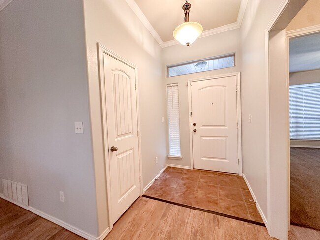 Building Photo - Milwaukee Ridge Home, Available Now!