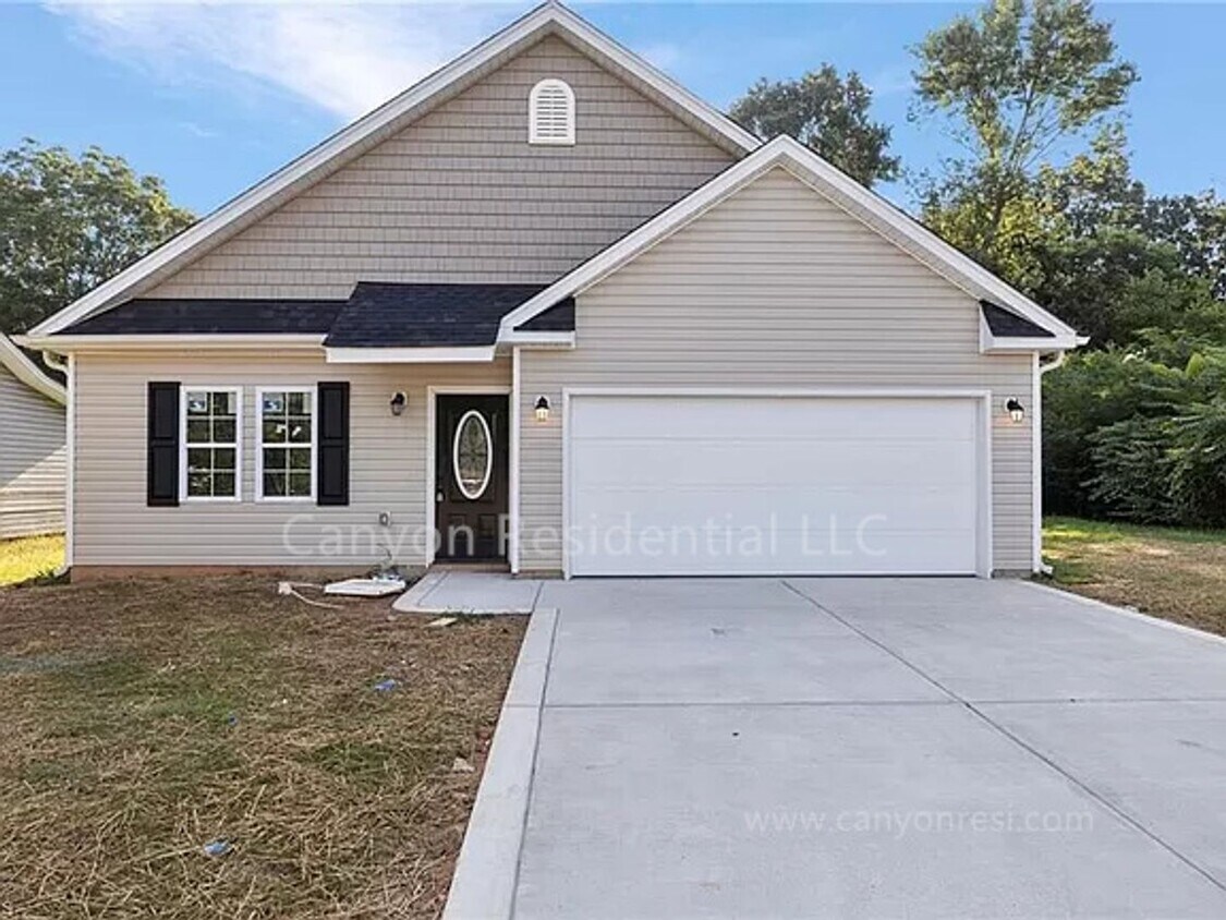 Primary Photo - Beautiful 3b Room!Move in ready!
