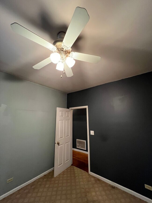 Foto del edificio - Washington Park condo available NOW!