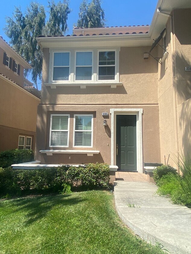 Primary Photo - Dublin Tri Level Townhome 2 Br. 2.5 Ba. Tw...