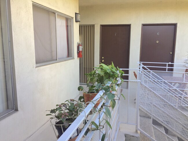 Puerta del apartamento n.º 7 - 5160 Denny Ave