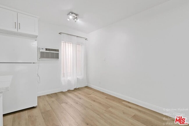 Foto del edificio - 6640 Woodman Ave