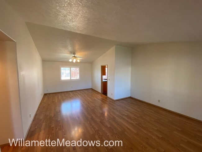 Building Photo - Beautiful 3 Bedrooms, 2 Bathrooms, In Aumsville
