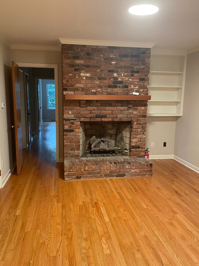 Sala de estar con chimenea de ladrillo y repisa. - 2112 Kilburn Rd
