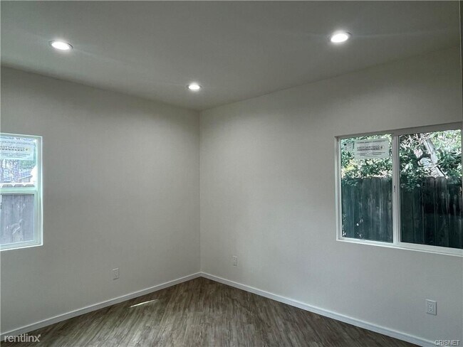 Building Photo - 3 br, 2 bath Duplex - 10443 Montgomery Avenue