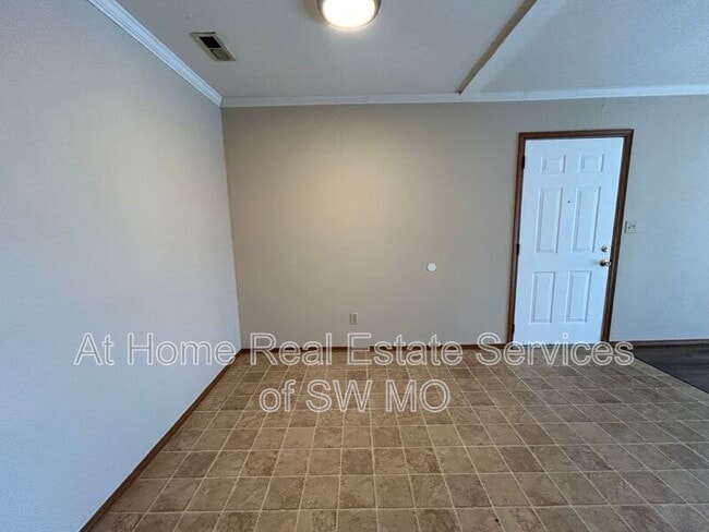 Building Photo - 710 E Bain St