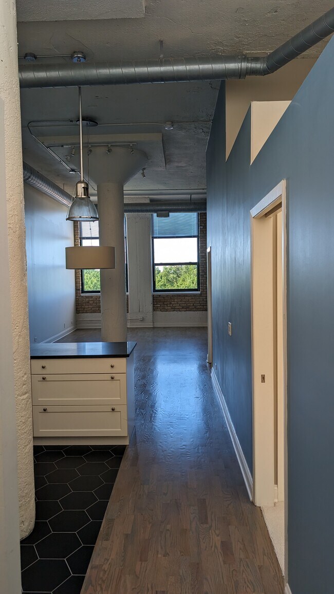 View into the unit from front door - 1800 W Roscoe St
