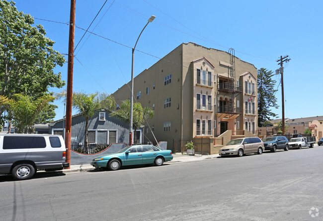 Building Photo - 560 N. Kingsley