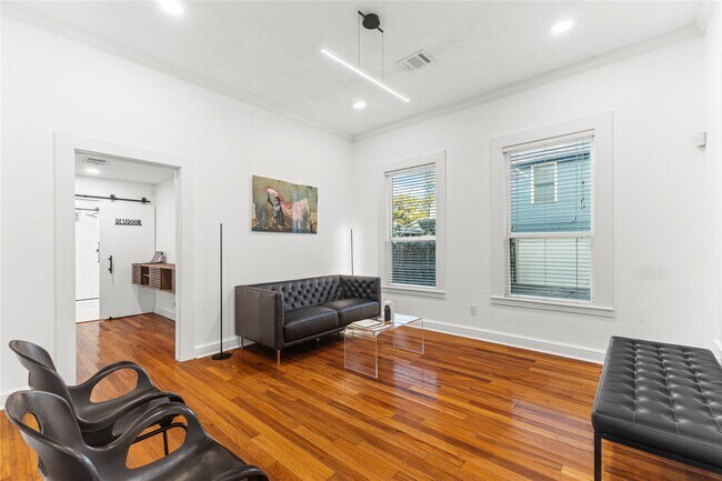 Foto del edificio - 315 W 9th St