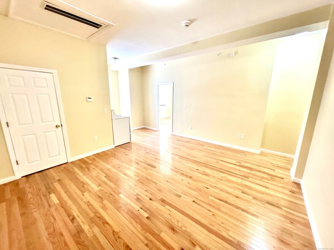 Foto principal - 135 W Main St