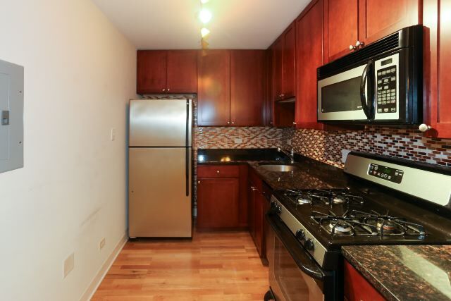 Building Photo - 628 W Wrightwood Ave