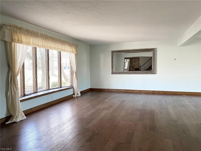 Building Photo - 488 Hickory Hill Dr