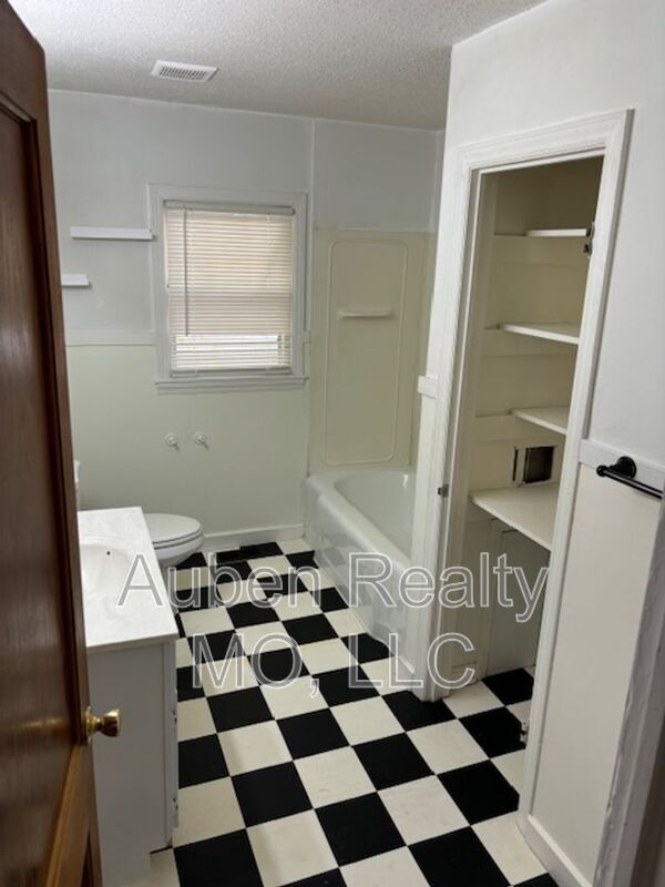 Building Photo - 623 N Pleasant St