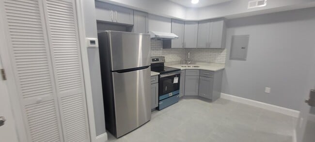 Building Photo - 304 S 13th St